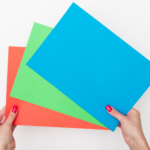 Zabawa kolorowymi kartkami